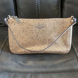 Classy Coach purse. Excellent shape very clean